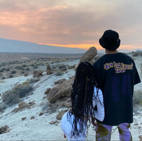 Kyle Kuzma poses a picture with girlfriend.